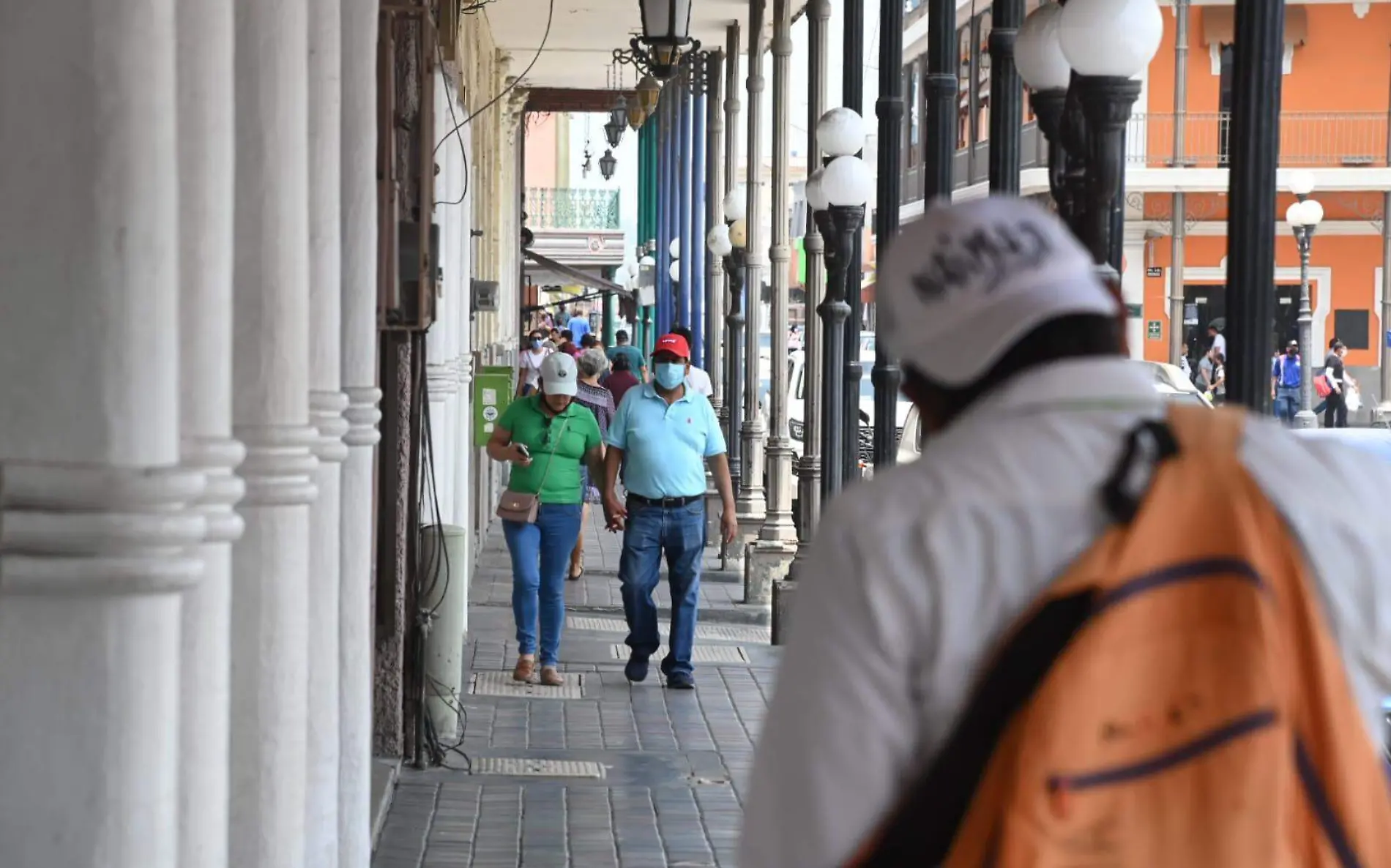 Personas con cubrebocas en el centro de Tampico Alejandro del Ángel